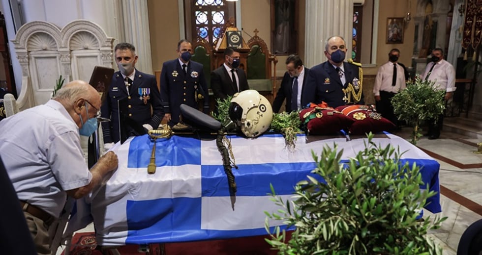 Ηράκλειο: Το τελευταίο «αντίο» στον Δημήτρη Αποστολάκη