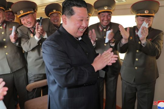 Ο Κιμ Γιονγκ Ουν απειλεί ότι μπορεί να πατήσει το «κουμπί»
