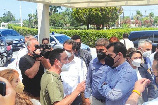 Κρήτη: Υποδέχθηκαν τον Πλεύρη με διαμαρτυρίες