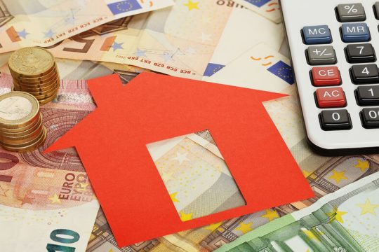 Κάτω η ανάπτυξη πάνω ο πληθωρισμός