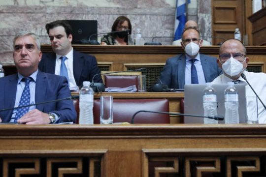 Στριμωγμένο το Μαξίμου μετά τις «βόμβες» από ΕΥΠ για τις παρακολουθήσεις