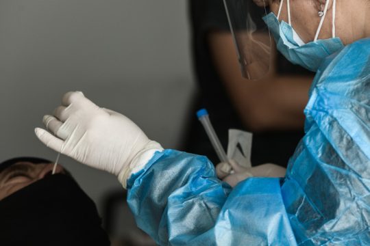 Συνεχίζεται η πίεση στο σύστημα υγείας χωρίς υποχώρηση των σκληρών δεικτών