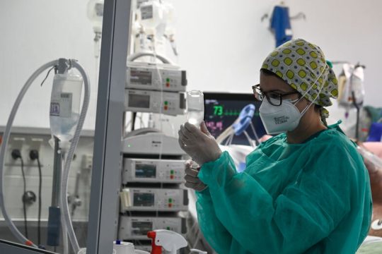 Αυξήθηκαν πάνω από το μισό οι θάνατοι – Σταθερά κρούσματα και διασωληνώσεις