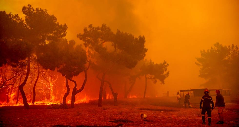 Νύχτα αγωνίας στα Βατερά Λέσβου – Κάηκαν σπίτια