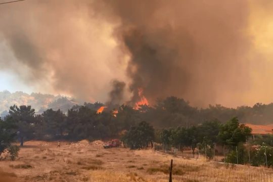 Εκτός ελέγχου το μέτωπο στη Λέσβο – Καίγονται σπίτια στα Βατερά