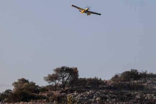 Καλύτερη η εικόνα απ’ την πυρκαγιά στη Μάνδρα Αττικής