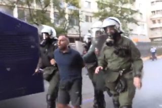 ΜΑΤατζήδες χτυπούν διαδηλωτές με μπουνιές στο πρόσωπο [ Βίντεο ]