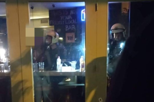 Ένταση στα Εξάρχεια και εισβολή της αστυνομίας σε μπαρ