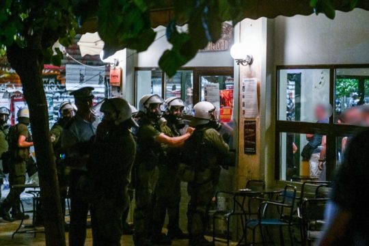 Τα βίντεο και οι φωτογραφίες της αστυνομικής ντροπής στα Εξάρχεια