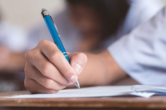 Μαθητής έγραψε σε έκθεση για την κακοποίησή του και οι αστυνομικοί για να ενεργήσουν… ζητούσαν να δουν την έκθεση