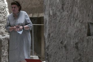 Η κ. Μενδώνη πολύ… καταϊδρωμένη