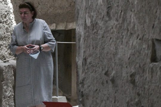 Η κ. Μενδώνη πολύ… καταϊδρωμένη