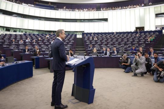 Ευρωπαϊκό σφυροκόπημα σε Μητσοτάκη – Αμήχανος και εριστικός ο πρωθυπουργός