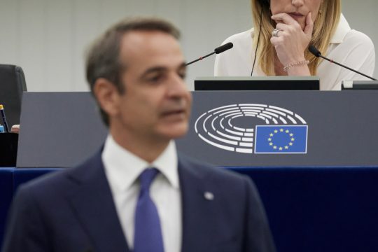 Πρωτοφανής επίθεση Μητσοτάκη σε Έλληνα δημοσιογράφο του Euractiv