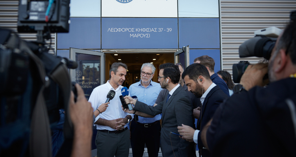 Και κάπως έτσι παλεύουν να διασώσουν τον Μητσοτάκη