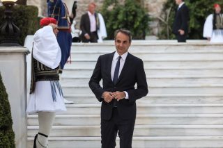Αγχος στο Μέγαρο Μαξίμου να εμφανίσει επιτυχίες την ώρα που καίγεται η Ελλάδα