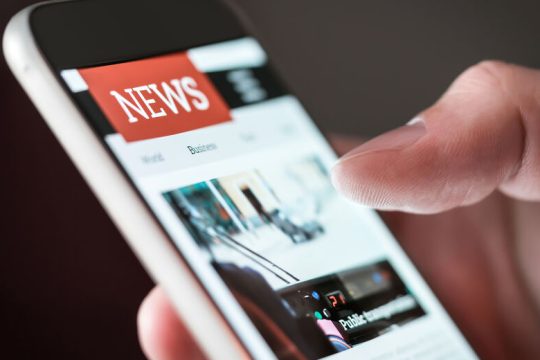 Ενας σύντομος οδηγός χειραγώγησης των ελληνικών ΜΜΕ