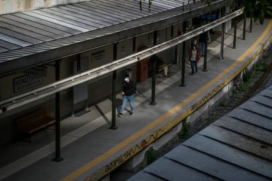 Κοριτσάκι 6 ετών έπεσε στις ράγες του ηλεκτρικού στο Μοναστηράκι
