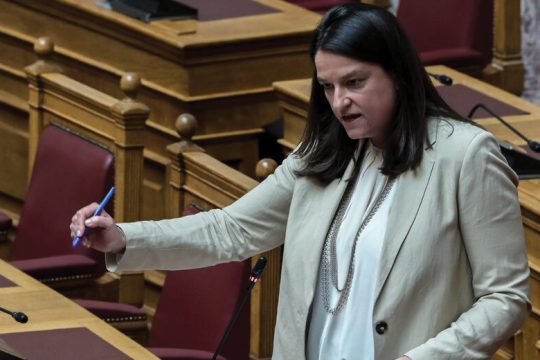 Οι αναλήθειες της Κεραμέως στη Βουλή για τους διωκόμενους φοιτητές