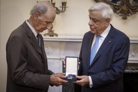 Στα κύματα της γραφής του Νίκου Δ. Τριανταφυλλόπουλου