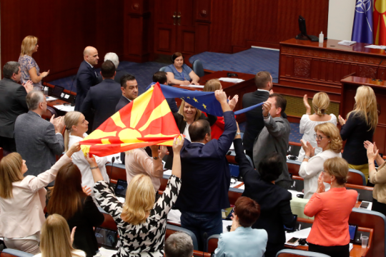 Ενθουσιασμός σε Βρυξέλλες, Ουάσινγκτον και Τίρανα για τον συμβιβασμό Σκοπίων – Σόφιας