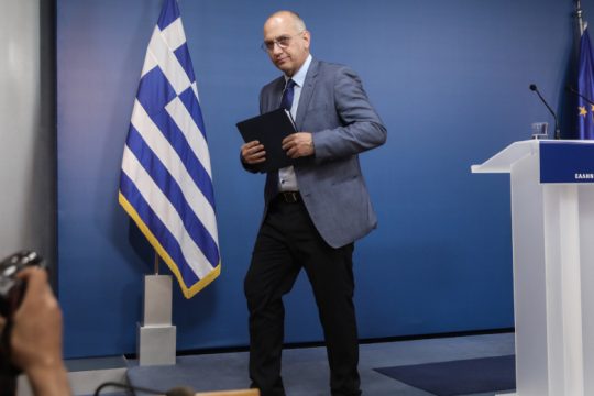 Προσπαθούν να κλείσουν άρον άρον το θέμα της τιμητικής πολιτογράφησης