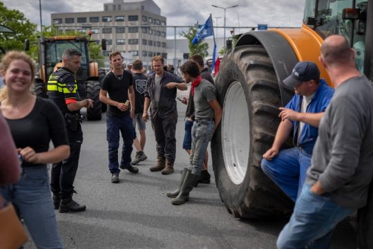 Αγροτικά μπλόκα στην Ολλανδία ενάντια στη μείωση των καλλιεργειών
