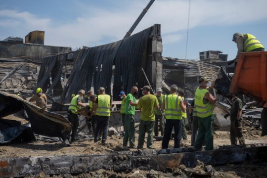 Δεκάδες νεκροί και τραυματίες από πυραυλική επίθεση στην Οδησσό