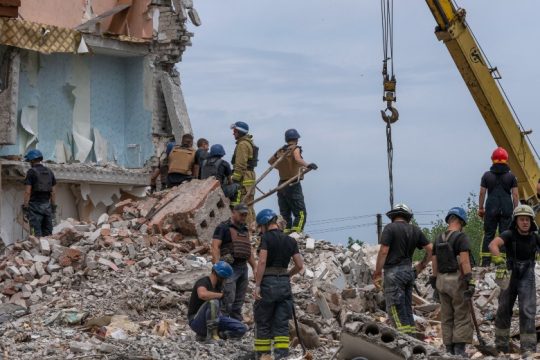 Τουλάχιστον 15 νεκροί και 24 αγνοούμενοι από το βομβαρδισμό στο Ντονέτσκ