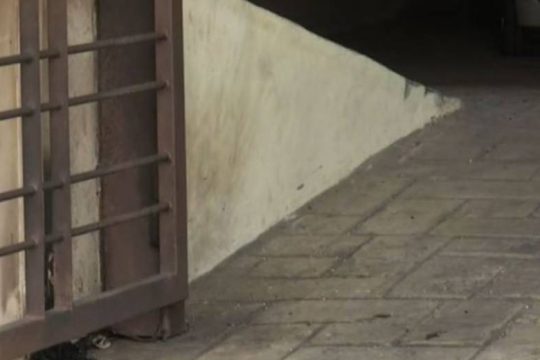 Γκαζάκια στην είσοδο της πολυκατοικίας που διαμένει ο Μπ. Παπαδημητρίου