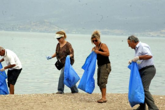 Λίστα υπουργείου Υγείας: Πού απαγορεύεται το κολύμπι στην Αττική