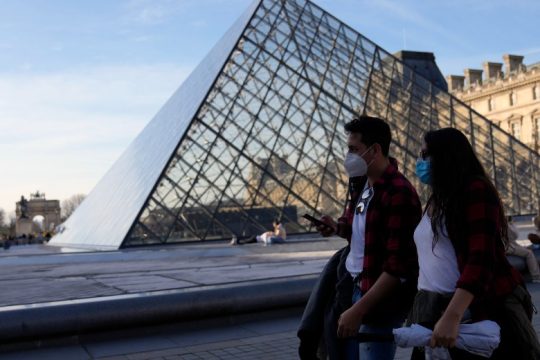Συστάσεις για χρήση μάσκας στη Γαλλία με τον φόβο για πλήγμα από την πανδημία στον τουρισμό