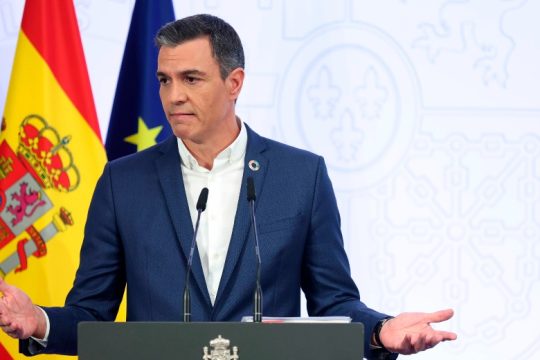 Πέδρο Σάντσεθ: Ζεσταίνεστε; Πετάξτε τις γραβάτες