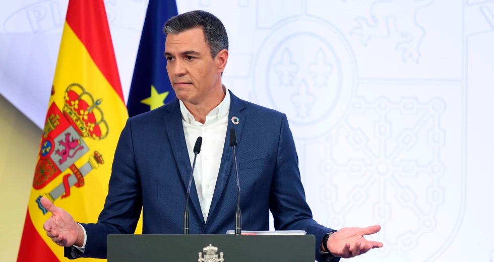 Πέδρο Σάντσεθ: Ζεσταίνεστε; Πετάξτε τις γραβάτες