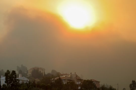 Μεγάλη φωτιά στο Νταού Πεντέλης, απειλούνται σπίτια