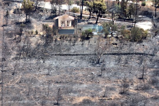 Επείγουσα εισαγγελική έρευνα για τις φωτιές σε Πεντέλη και Μέγαρα
