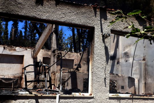 Μοιράζουν συγχαρητήρια και υποσχέσεις, πάνω στην καταστροφή και τα καμμένα