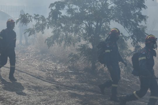 Υπό μερικό έλεγχο η φωτιά στο Βραχάσι Λασιθίου