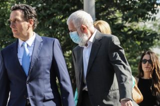 «Της είπε ότι θα φροντίσει να μη δει θέατρο ούτε από το απέναντι πεζοδρόμιο»