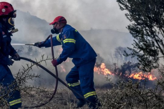 Βελτιωμένη η εικόνα της πυρκαγιάς στο Σαρωνικό