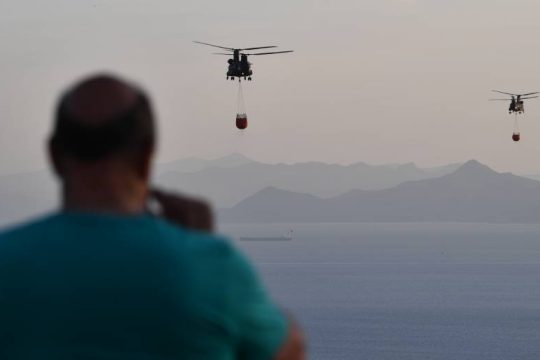 Μάχη με τις φλόγες σε πολλές περιοχές