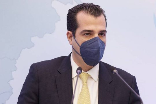 Πλεύρης: Η μετάδοση της Covid-19 δεν γίνεται από τους κλειστούς χώρους