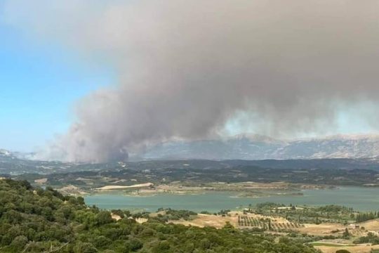 Ανεξέλεγκτη η φωτιά που ξεκίνησε στις Πόρτες Αχαΐας