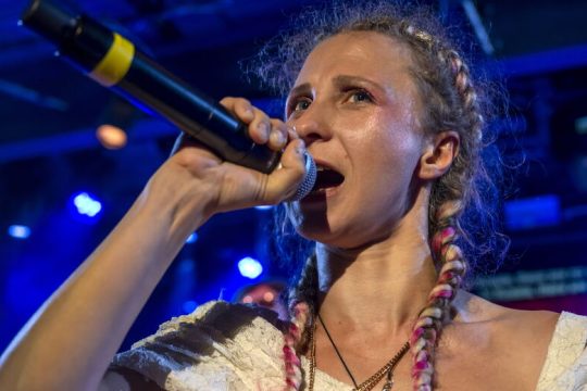 Pussy Riot: η Μαρία Αλιόχινα συγκεντρώνει χρήματα για την Ουκρανία