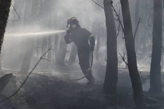 Δύσκολη νύχτα με τις φλόγες στο Πόρτο Γερμενό