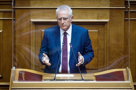 Στη Βουλή οι αποστρατείες με «μπιλιετάκι»
