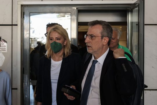 «Με το στανιό» να ξαναδικαστεί η Ρένα Δούρου για τη Μάνδρα