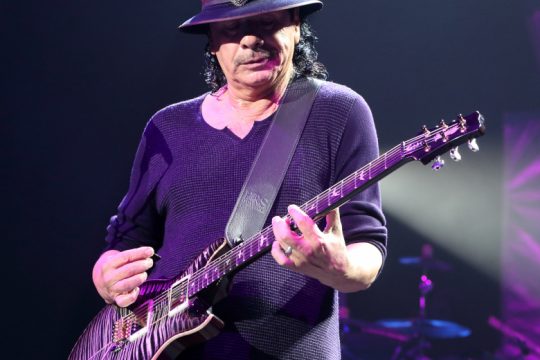 Κατέρρευσε επί σκηνής ο Carlos Santana [βίντεο]