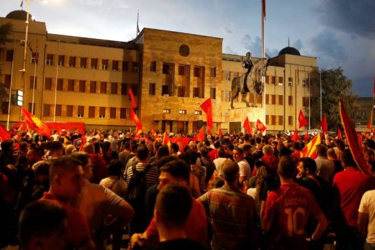 Βίαιη τροπή είχε και η αποψινή διαδήλωση στα Σκόπια κατά της συμφωνίας με Σόφια