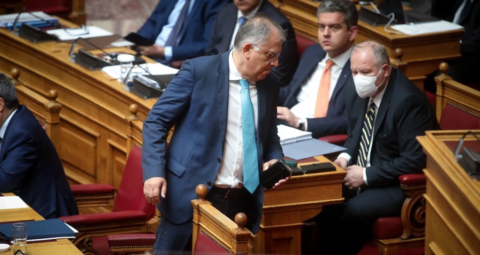 Ξαφνική αδιαθεσία Θεοδωρικάκου – αποχώρησε από τη Βουλή